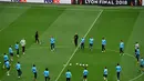 Para pemain Marseille melakukan pemanasan selama sesi latihan di stadion Parc OL di Decines-Charpieu (15/5). Marseille akan melawan wakil Spanyol, Atletico Madrid pada babak final Liga Europa. (AFP Photo/Jean-Philippe Ksiazek)