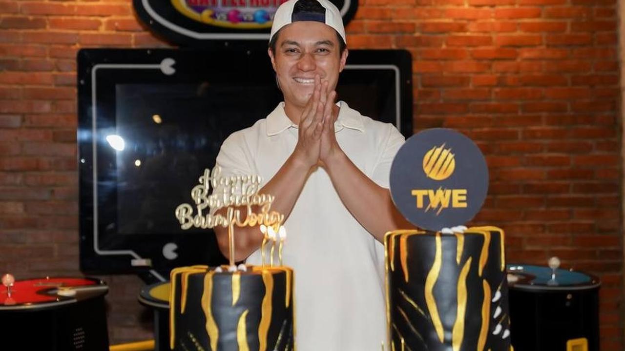 Paula Verhoeven juga tidak hadir saat Baim Wong merayakan ulang tahunnya yang ke-43. Baim pun memilih untuk tidak berkomentar banyak mengenai absennya Paula di hari spesialnya itu.<br>