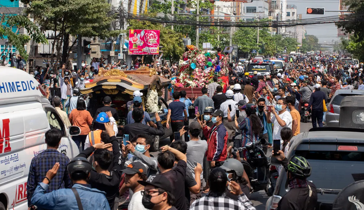 Orang-orang menghadiri prosesi pemakaman Kyal Sin sehari setelah tewas dalam demonstrasi menentang kudeta militer, di Mandalay, Myanmar, Kamis (4/3/2021).  kudeta militer. Mahasiswa 19 tahun tersebut kepalanya tertembus timah panas yang diletuskan oleh petugas militer Myanmar (STR/AFP)
