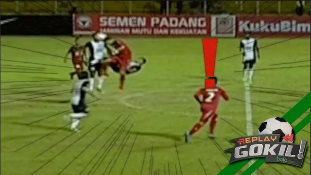 Salto yang dilakukan penyerang PSM Makassar nyaris makan korban pada laga melawan Semen Padang.