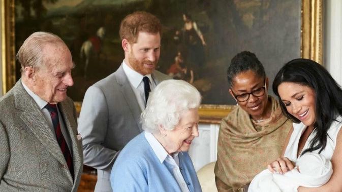 Pangeran Harry dan Meghan Markle telah menamai putra mereka Archie Harrison Mountbatten-Windsor. Terlihat Ratu Elizabeth II dan Pangeran Phillip bertemu dengan cicit mereka, bersama dengan ibu Meghan, Doria Ragland. ( Chris Allerton, Sussex Royal)