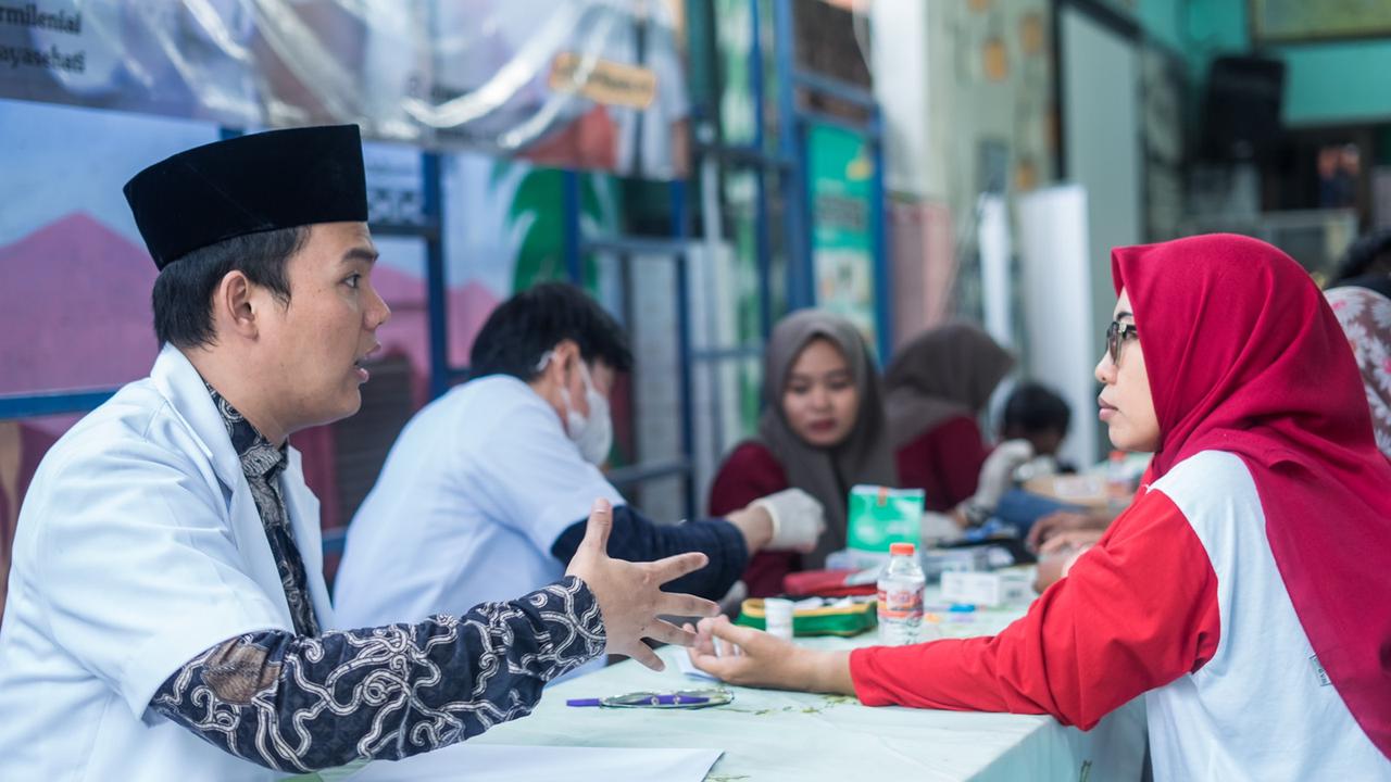 Wakil Ketua DPC Partai Gerindra Kota Surabaya Dokter Dwi Wijayanto saat memberikan pelayanan kesehatan kepada warga. (Istimewa).