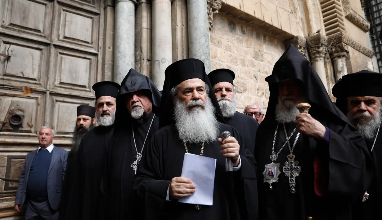 Patriark Orthodoks Yunani Yerusalem, Theophilos III dan pemimpin gereja lain memberi pernyataan soal penutupan Gereja Makam Kudus di Kota Tua Yerusalem, Minggu (25/2). Penutupan sebagai bentuk protes terhadap aturan pajak baru Israel. (GALI TIBBON/AFP)