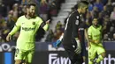 Gelandang Barcelona, Lonel Messi, merayakan gol yang dicetaknya ke gawang Levante  pada laga La Liga di Stadion Ciutat de Valencia, Valencia, Minggu (16/12). Levante kalah 0-5 dari Barcelona. (AFP/Jose Jordan)