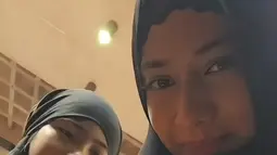 Tak hanya sendiri, Dian juga ditemani putrinya yang ikut menyaksikan kejadian menggemaskan tersebut. Mereka mengabadikan momen dengan kamera dari sudut lebih dekat, memperlihatkan kucing yang terlihat nyaman berada di pangkuan Dian. Kebersamaan ibu dan anak ini semakin menambah kehangatan dalam perjalanan spiritual mereka. (Liputan6.com/IG/@therealdisastr)