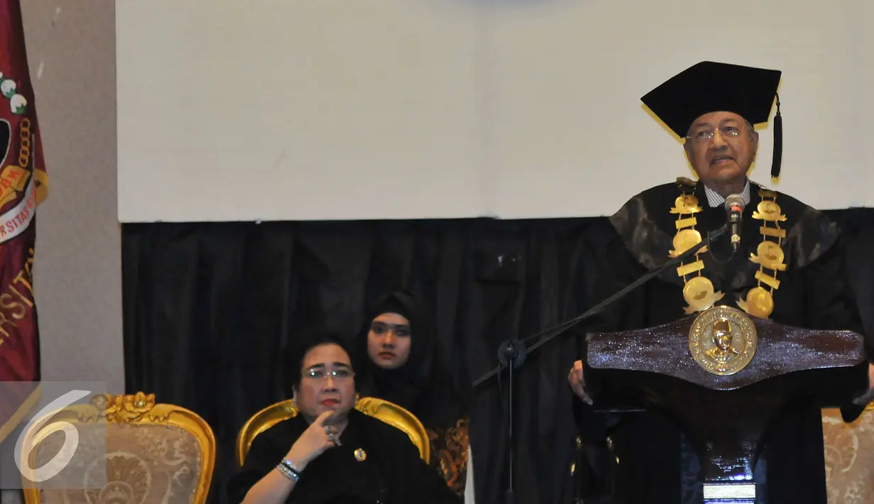 Rachmawati Soekarnoputri dan Mahathir Mohamad saat menghadiri Dies Natalis ke-17 Universitas Bung Karno, Jakarta, Senin (25/7). Mahathir Mohamad berpesan tentang pentingnya Membangun Kemandirian Ekonomi dan Pemerintahan Bersih. (Liputan6.com/Johan Tallo)