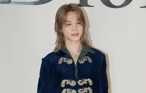 Jimin BTS Melenggang ke Paris Fashion Week, Gaya Rambut dan Jas Ekor Beludru Curi Perhatian