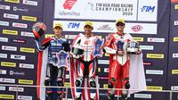 Herjun Atna Firdaus (kanan) berhasil mendapatkan podium ketiga pada balapan pertama kelas Supersport 600 (SS600) di ajang Asia Road Racing Championship (ARRC).