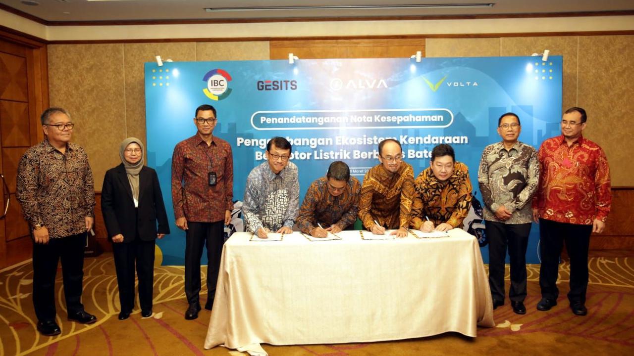 Gesits, Alva dan Volta dalam Penandatangan Nota Kesepahaman Pengembangan Ekosistem (Kendaraan Bermotor Listrik Berbasis Baterai (KBLBB) di Jakarta, Selasa (28/3/2023). (Dok PLN)