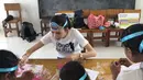 Karina Nadila begitu tekun mengajar anak kelas 4 di SD Paralel Manu Kuku, Sumba Barat. (sumber: Liputan6.com/IG/@karinadila8921)