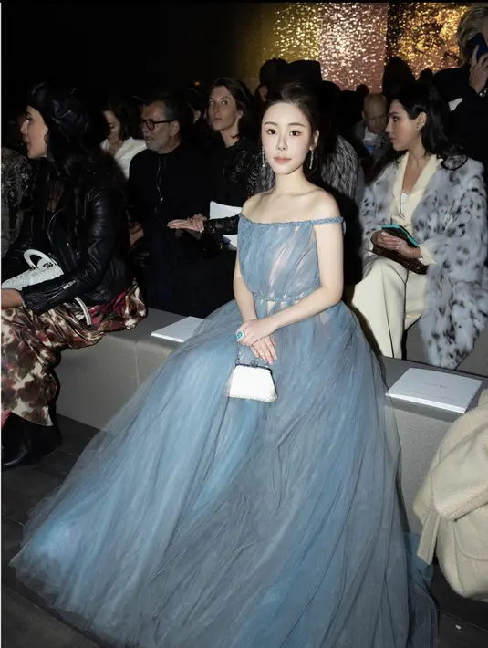 <p>Sosoknya menjadi salah satu orang penting dalam jajaran baris depan para desainer dunia. Ia terlihat hadir pada Dior Couture show beberapa waktu lalu. [Foto: Instagram/ xxabbyc]</p>