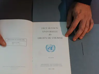 Foto yang diambil pada tanggal 9 Desember 2023 ini menunjukkan dokumen dari Departemen Informasi Perserikatan Bangsa-Bangsa, tertanggal Maret 1949, dipajang oleh seorang karyawan di Bibliotheque Nationale de France (BnF - Perpustakaan Nasional Prancis) di Paris. (Dimitar DILKOFF/AFP)