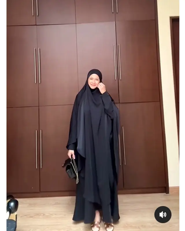 6 Potret Donna Harun berhijab syari ini bikin pangling, disebut mirip menantunya