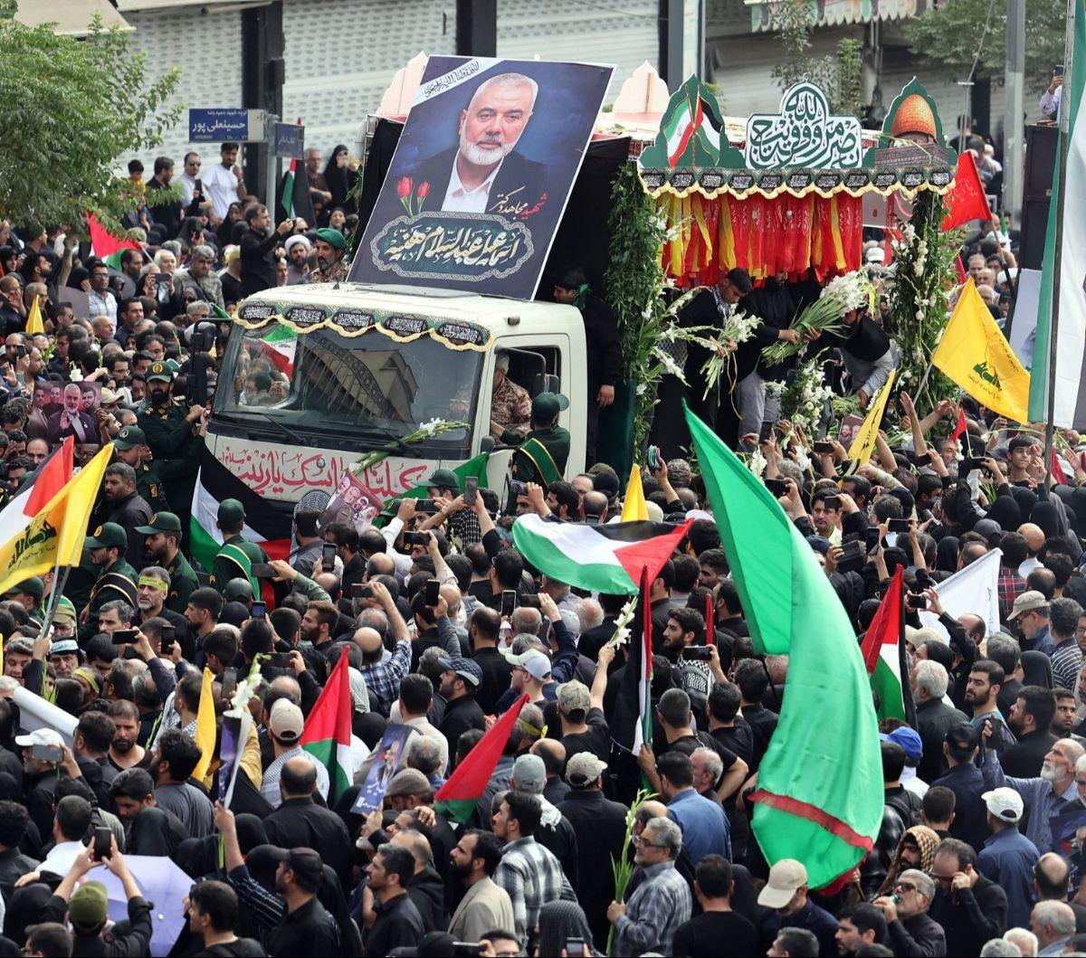 Ribuan warga memadati prosesi pemakaman&nbsp;pemimpin Hamas, Ismail Haniyeh di Teheran, Irak, pasa Kamis (1/8/2024).&nbsp;Iran menggelar prosesi pemakaman dengan seruan balas dendam setelah kepala politik Hamas Ismail Haniyeh terbunuh di Teheran dalam ser