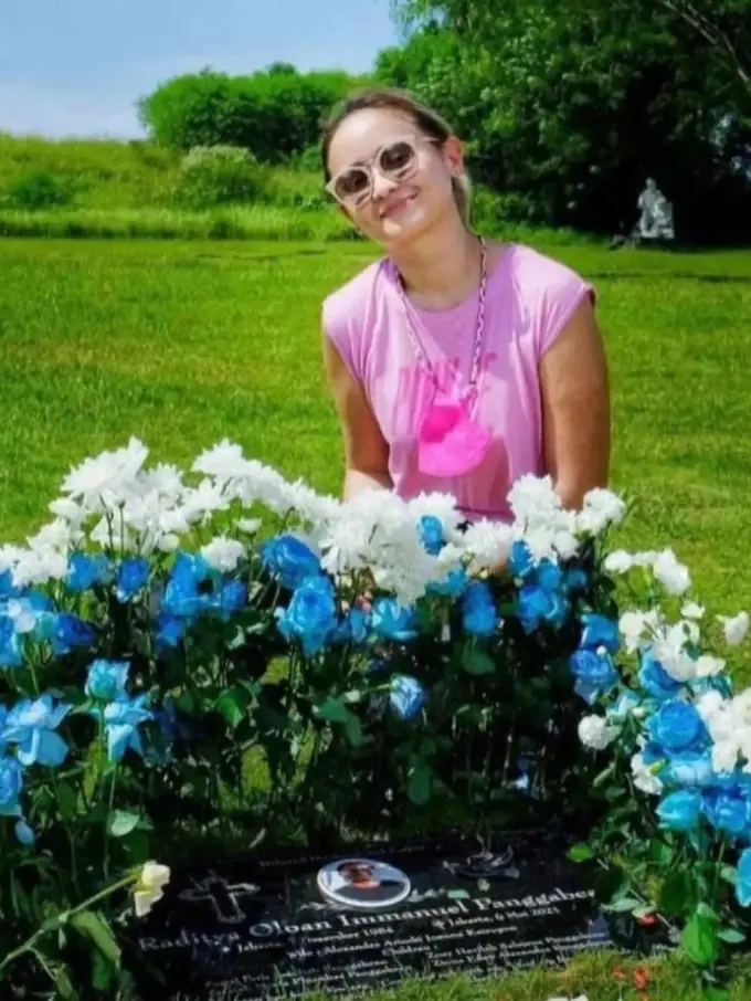 6 Potret Joanna Alexandra Ziarah ke Makam Raditya Oloan, Berusaha Tegar dan Bisa Tersenyum