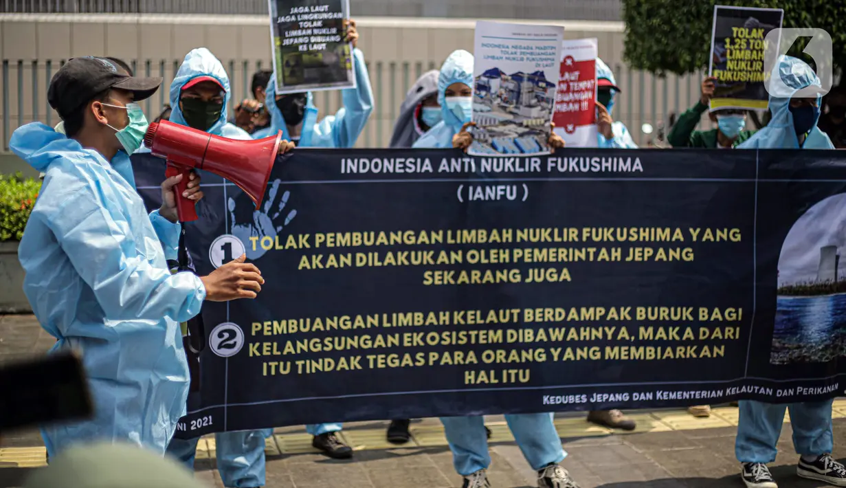 Massa Indonesia Anti Nuklir Fukushima menggelar aksi di depan Kedutaan Besar Jepang, Jakarta, Selasa (8/6/2021). Aksi yang sekaligus memperingati Hari Laut Sedunia ini menolak pembuangan limbah nuklir Fukushima di lautan yang akan dilakukan oleh pemerintah Jepang. (Liputan6.com/Faizal Fanani)