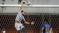 Kiper PSIS Semarang, Jandia Eka Putra berusaha menyelamatkan bola saat laga pekan ke-14 BRI Liga 1 2021/2022 antara Bhayangkara FC melawan PSIS Semarang di Stadion Maguwoharjo, Sleman, Jumat (26/11/2021). (Bola.com/Bagaskara Lazuardi)