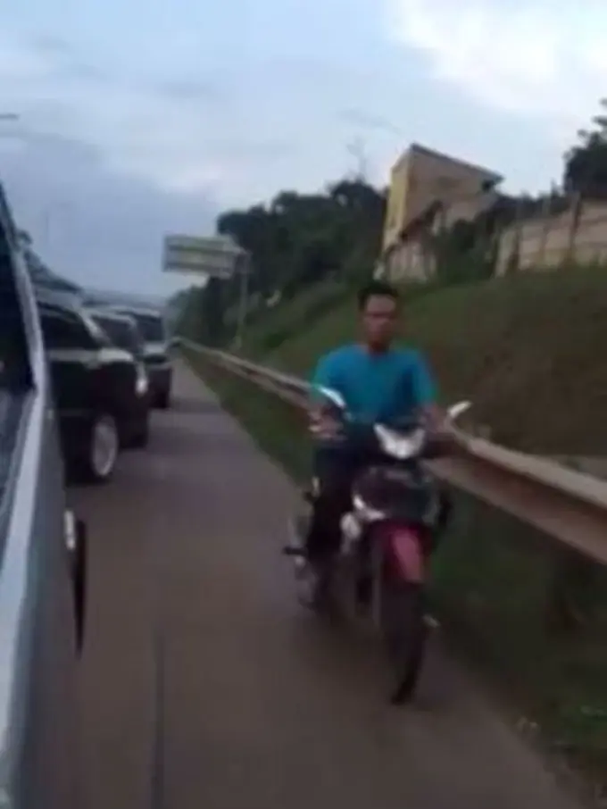 Terobos Tol, Pengendara Motor Ini Dikepung Mobil Bak Penjahat