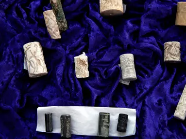 Salah satu benda, segel silinder kuno dari Irak yang dikembalikan pejabat Amerika Serikat di Kediaman Duta Besar Irak di Washington, Rabu (2/5). AS mengembalikan 3.800 artefak Irak yang diselundupkan ke pengecer seni dan kolektor. (AP/Jacquelyn Martin)