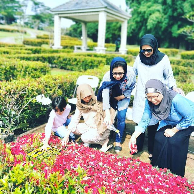 Beri Vitual Hug, Ini 6 Momen BCL dan Noah Ziarah ke Makam Ashraf Sinclair