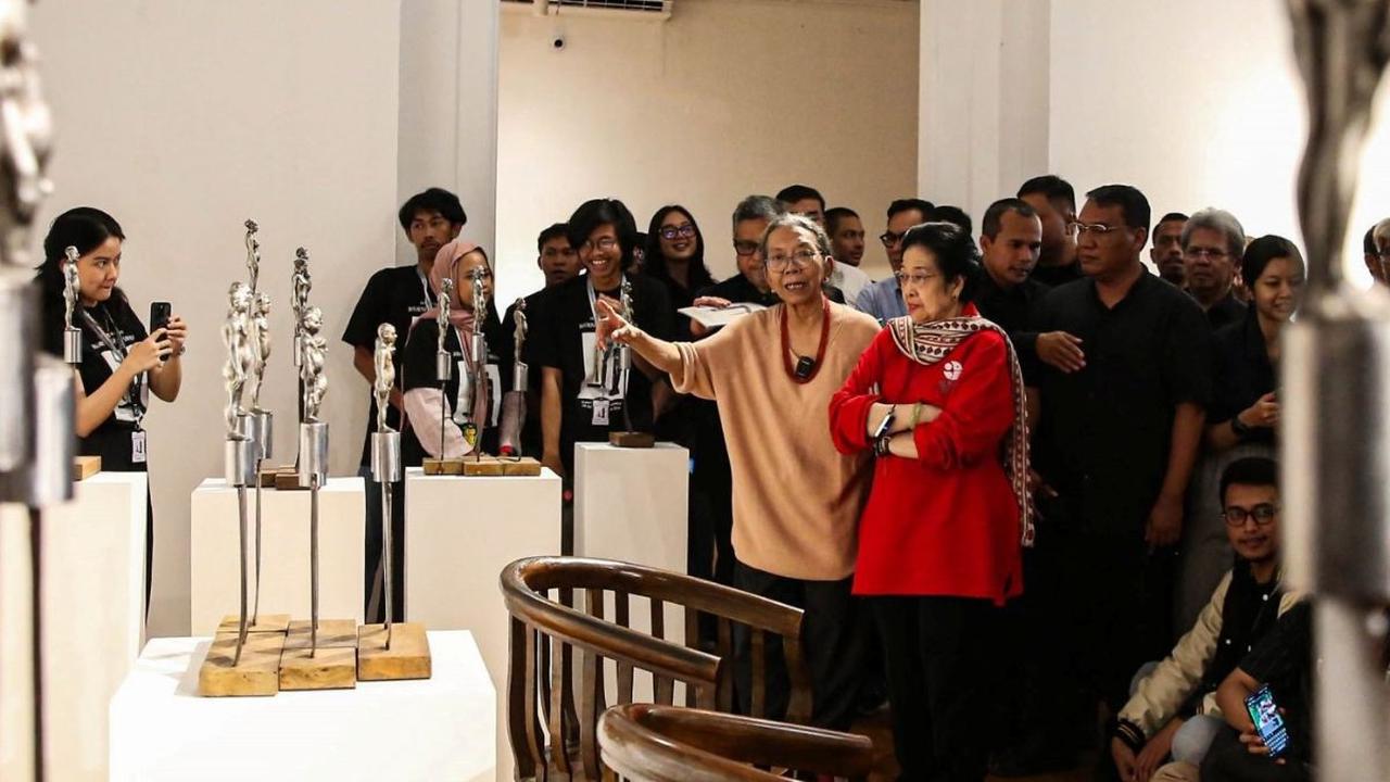 FOTO: Megawati Soekarnoputri Napak Tilas ke Galeri Nasional Saksikan Sejarah Kelam Bangsa lewat Pameran Seni Rupa