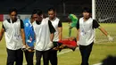 Salah satu pemain Timor Leste U-23 terpaksa ditandu keluar lapangan akibat cedera saat berlaga melawan Korea Selatan di kualifikasi Piala Asia 2016 di Stadion GBK Jakarta, (29/3/2015). Korsel unggul 3-0 atas Timor Leste. (Liputan6.com/Helmi Fithriansyah)