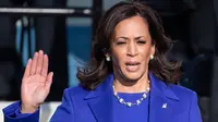 Wakil Presiden terpilih AS Kamala Harris dilantik oleh Hakim Mahkamah Agung Sonia Sotomayor sebagai Wakil Presiden AS ke-49 di Capitol AS di Washington, DC, pada 20 Januari 2021. Kamala Harris menjadi Wakil Presiden perempuan pertama di Amerika Serikat. (SAUL LOEB / POOL / AFP)