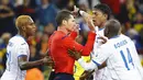 Tiga pemain Honduras memprotes wasit Benjamin Williams yang menganulir gol ke gawang Ekuador di laga kedua penyisihan Piala Dunia 2014 di Stadion Baixada, Curitiba, Brasil, (21/6/2014). (REUTERS/Stefano Rellandini)