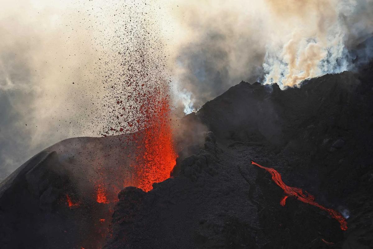 FOTO: Semburan Lava Pijar Warnai Erupsi Piton de la Fournais