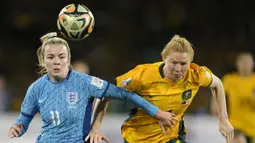 Pemain Timnas Inggris, Lauren Hemp (kiri) berebut bola dengan pemain Timnas Austalia, Clare Polkinghorne pada laga semifinal Piala Dunia Wanita 2023 di Stadium Australia, Sydney, 16 Agustus 2023. (AP Photo/Abbie Parr)