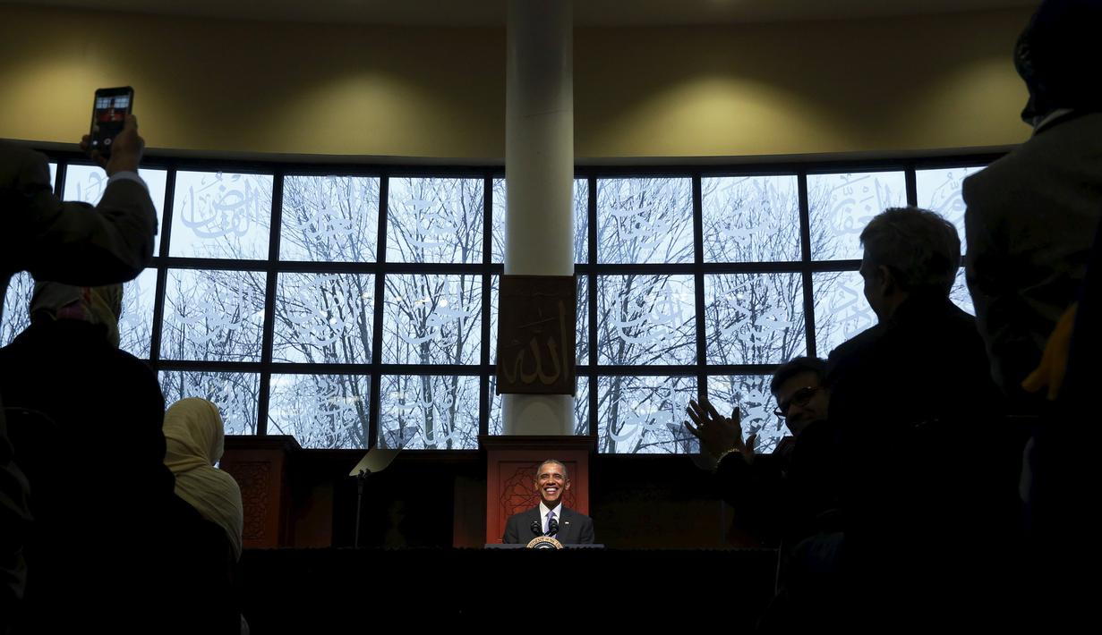 Presiden AS, Barack Obama tersenyum ketika menyampaikan pidato disela-sela kunjungannya ke masjid Islamic Society of Baltimore, Catonsville, Maryland, Rabu (3/2/2016). Ini kunjungan pertama Obama sejak dua periode menjadi Presiden (REUTERS/Jonathan Ernst)