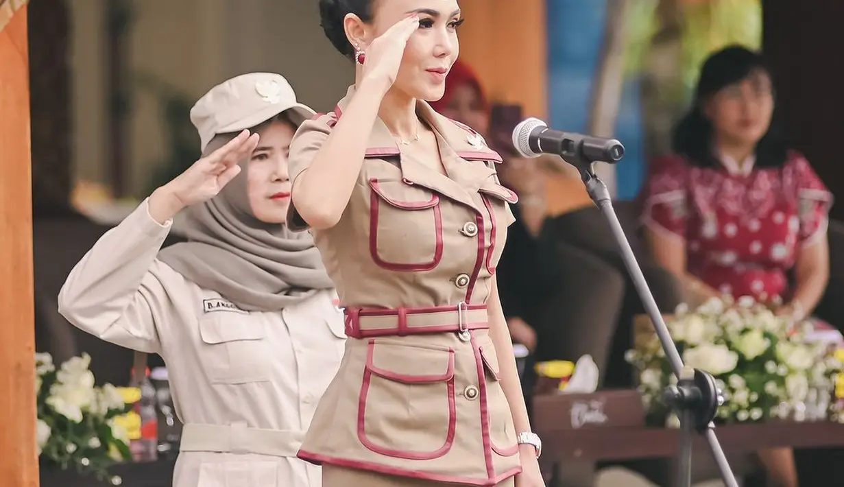 Melengkapi busana ala veterannya, Yuni Shara pun kenakan topi mut dan beberapa pin yang jadi ikon [@cahayapermataabadi]