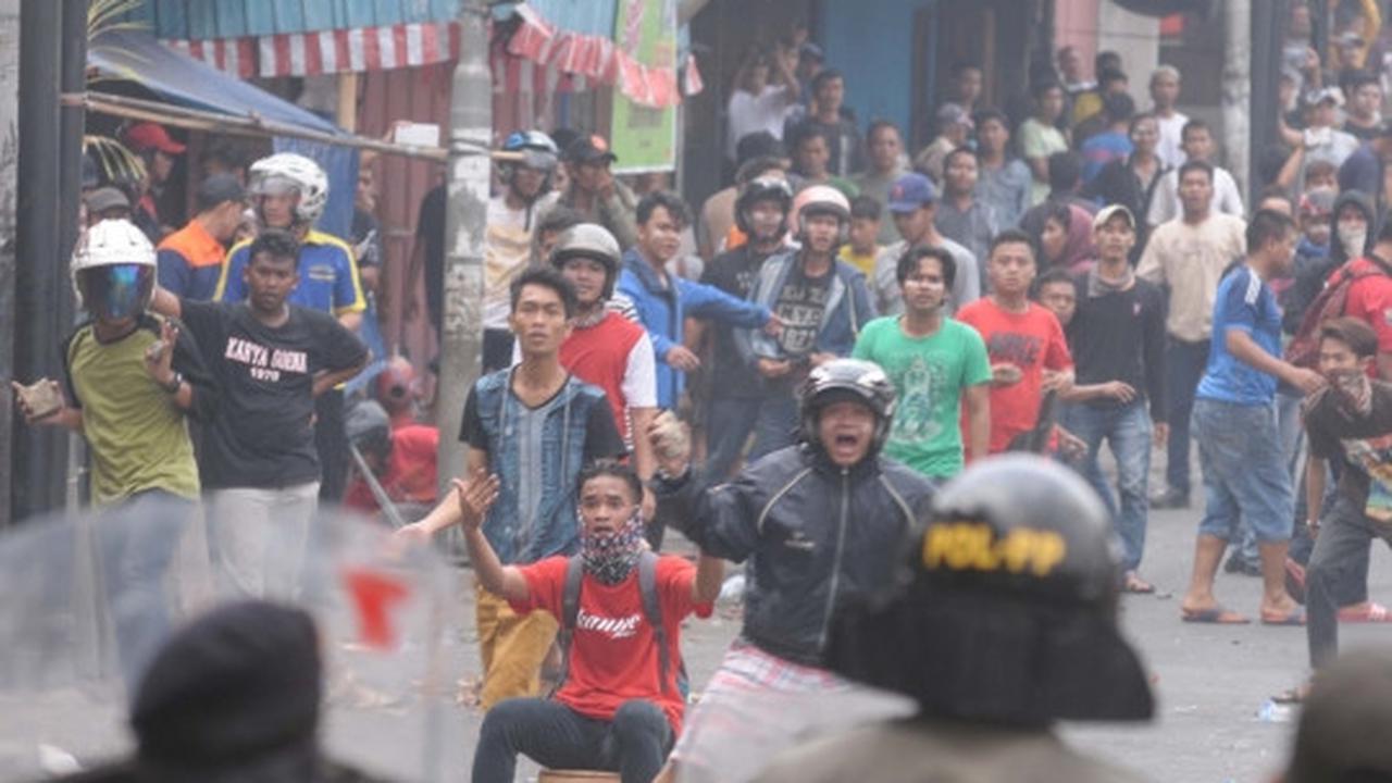 Amukan ratusan warga Kampung Pulo lawan Satpol PP dan polisi