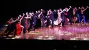 Para pasangan penari tanggo memperlihatkan kegemulaian tubuh mereka dalam final World Tango Championship di Buenos Aires, Argentina, Rabu, 22 Agustus 2018. Kompetisi tahunan ini dihadiri peserta dari berbagai negara. (AP/Natacha Pisarenko)