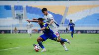 Winger Arema FC, Salim Tuharea mendapatkan tekanan dari striker Persita Tangerang, Hokky Caraka dalam laga tunda pekan ke-8 BRI Super League 2025/2026 di Stadion Kanjuruhan, Malang, Selasa (30/12/2025). (Bola.com/Iwan Setiawan)