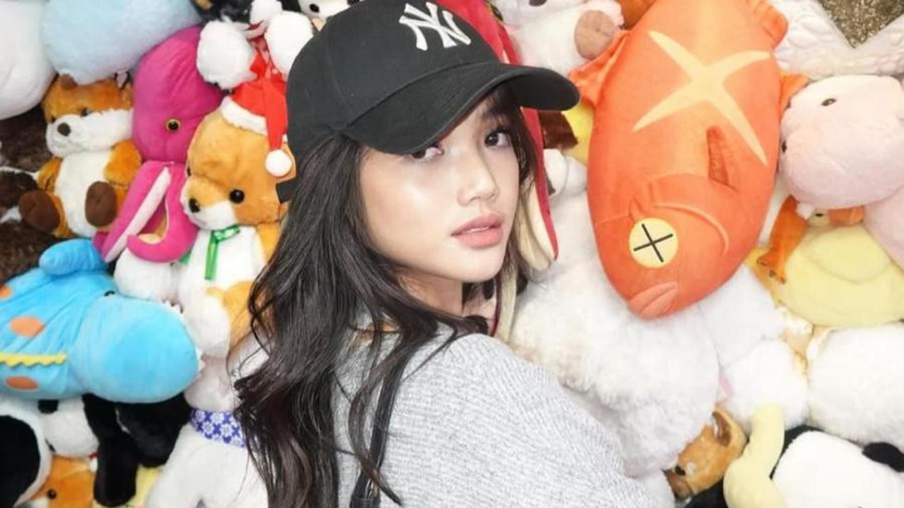 7 Potret Penampilan Lawas Fuji dengan Rambut Bondol