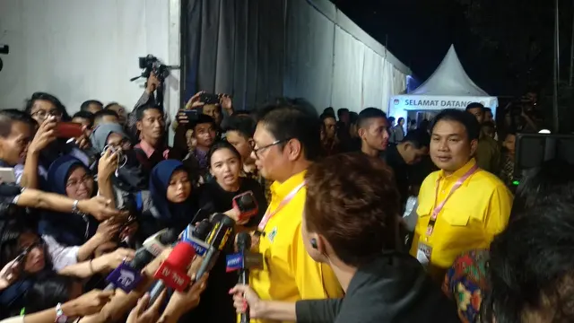 Ketua Umum Partai Golkar Airlangga Hartarto di KPU. (Liputan6.com/Putu Merta Surya Putra)