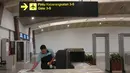 Petugas membersihkan tempat pemindaian barang penumpangi di Bandara Husein Sastranegara, Bandung, Jawa Barat, Jumat (7/8/2025).  (Istimewa)