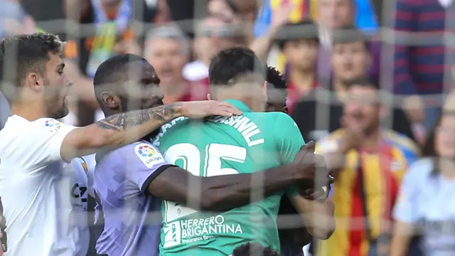 Foto: Detik-detik Vinicius Junior Diusir Wasit setelah Sepanjang Laga Mendapat Perlakuan Rasis dari Suporter Valencia