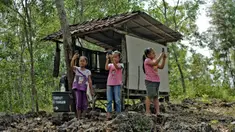 Siswa sekolah dasar mencari sinyal internet sebelum mengikuti pembelajaran secara online menggunakan smartphone di bukit Temulawak, Yogyakarta, Jumat (8/5/2020). Mereka harus ke atas bukit untuk mendapat sinyal yang bagus agar kegiatan belajar secara online dapat berlangsung. (AGUNG SUPRIYANTO/AFP)