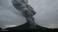 Gunung Sinabung Keluarkan Abu Hitam Setinggi 8.000 Meter