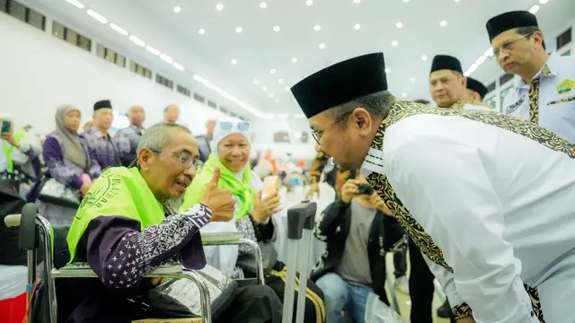 Menteri Agama (Menag) Yaqut Cholil Qoumas saat menyambut kedatangan jemaah haji kelompok terbang (kloter) 63 Embarkasi Jakarta (JKG 63) di Asrama Haji Pondok Gede, Jakarta, Minggu (21/7/2024).