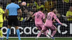 Pemain Inter Miami, Luis Suarez (9) mencetak gol penyeimbang 2-2 pada laga leg pertama 16 besar Concacaf Champions Cup di Geodis Park, Nashville, Amerika, Jumat (08/03/2024) WIB. (AP Photo/Mark Zaleski)