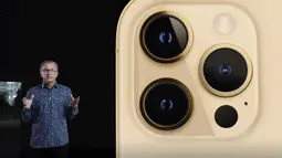 Wakil Presiden Senior Pemasaran iPhone Dunia Greg “Joz” Joswiak memperkenalkan iPhone 12 Pro saat acara Apple di Apple Park, Cupertino, California, Amerika Serikat, 13 Oktober 2020. Apple meluncurkan seri iPhone 12 yang mendukung teknologi seluler 5G. (Apple Inc./AFP)