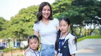 8 Inspirasi Outfit Antar Anak Sekolah ala Sarwendah, Simpel Tapi Terlihat Berkelas