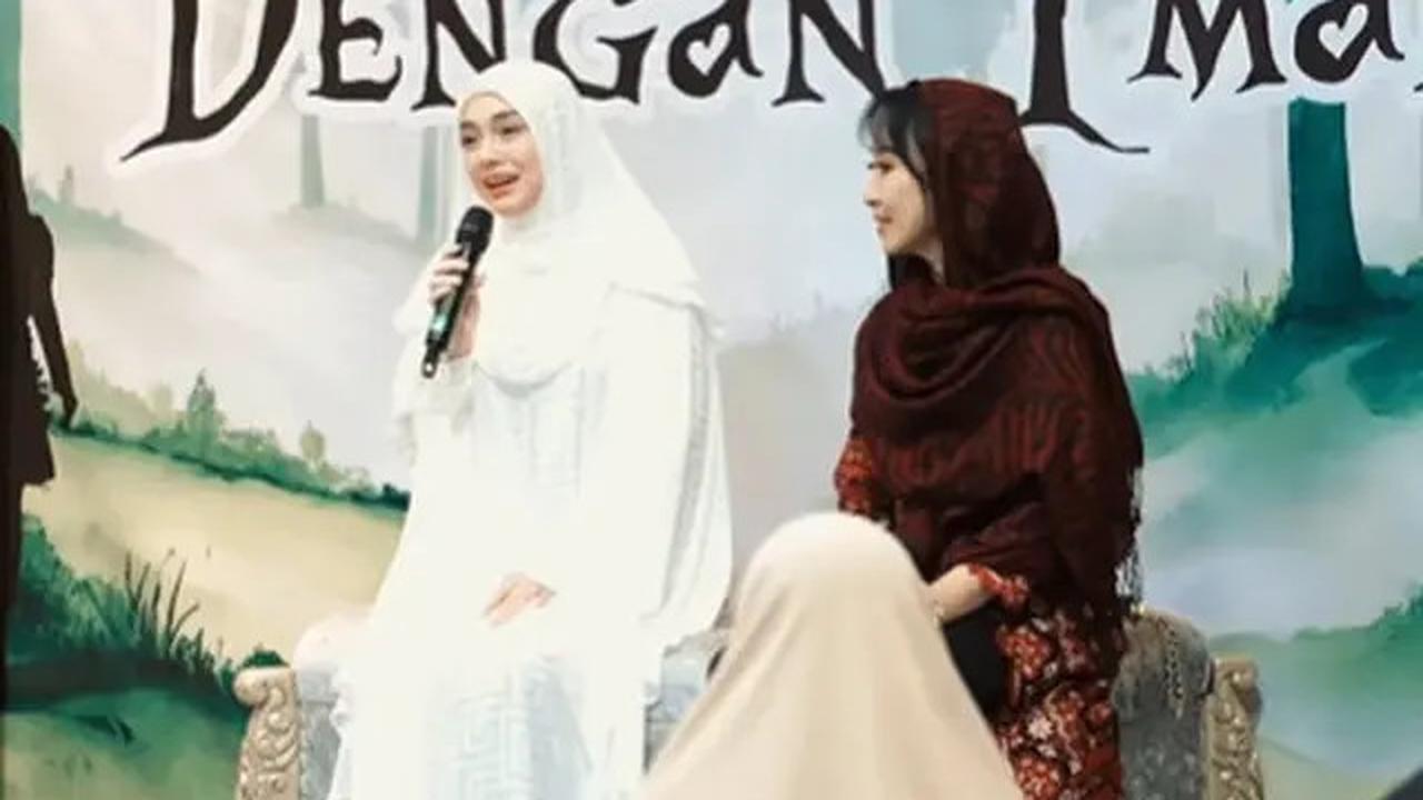 8 Potret Celine Evangelista Pakai Gamis Putih saat Jadi Bintang Tamu di Kajian Bali Muslim Festival, Angggun dan Memukau
