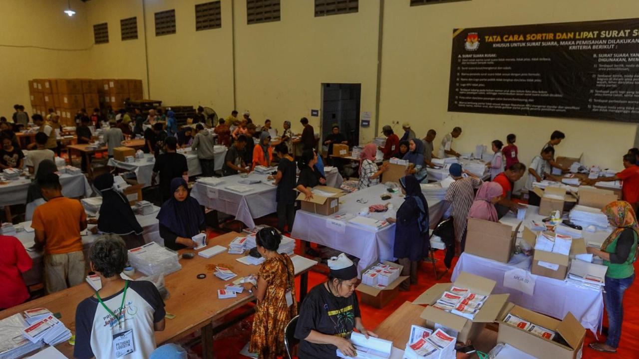 Komisi Pemilihan Umum Daerah (KPUD) Tangerang Selatan telah memulai persiapan untuk Pemilihan Umum (Pemilu) 2024 dengan melipat kertas suara. Kegiatan ini dilakukan sebagai bagian dari tahapan awal untuk mempersiapkan Pemilu 2024.