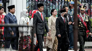 Presiden Joko Widodo atau Jokowi (tengah) bersama Wakil Presiden Ma'ruf Amin, Menteri Pertahanan Prabowo Subianto, dan Panglima TNI Jenderal Andika Perkasa saat akan menyaksikan defile yang menampilkan pasukan tiga matra TNI di depan Istana Merdeka, Jakarta, Rabu (5/10/2022). Kegiatan yang diikuti oleh seluruh kesatuan jajaran TNI ini dalam rangka menyambut HUT ke-77 TNI. (Liputan6.com/Faizal Fanani)