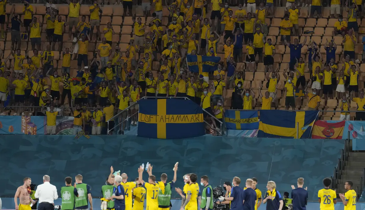 Para pemain Swedia memberi tepuk tangan kepada para pendukung usai bertanding melawan Spanyol pada pertandingan grup E Euro 2020 di stadion La Cartuja di Seville, Spanyol, Senin (14/6/2021). Spanyol bermain imbang atas Swedia 0-0. (AP Photo/Thanassis Stavrakis, Pool)