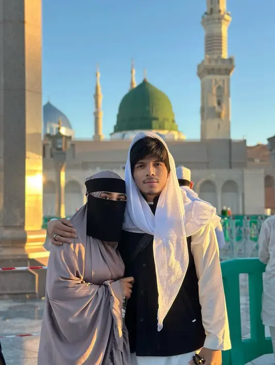Bersama sang suami, Aurel tampak menawan dengan hijab warna ungu dan cadar. [Foto: IG/aurelie.hermansyah].